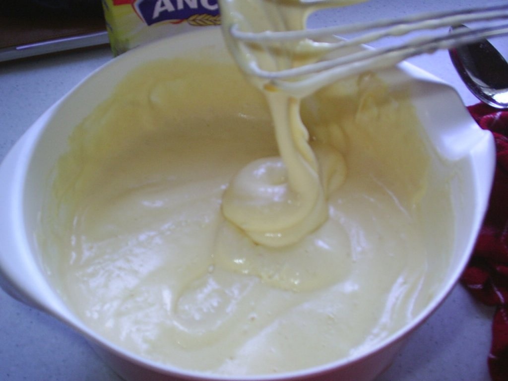 Rulada de ciocolata cu gem de capsuni si frisca