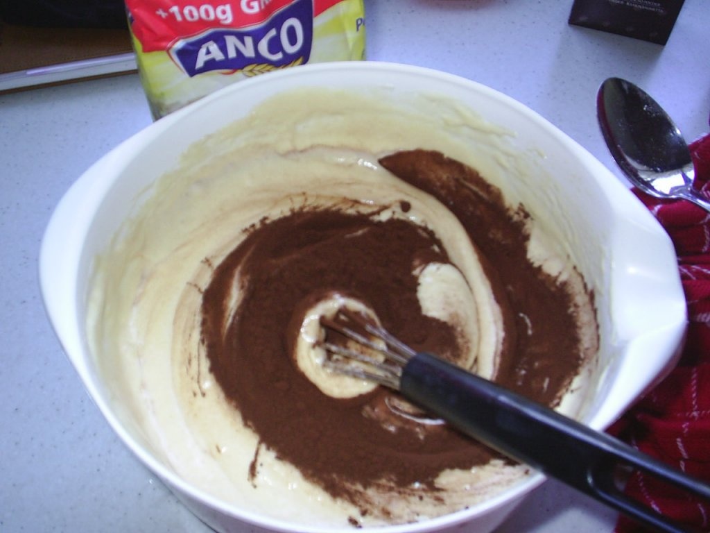 Rulada de ciocolata cu gem de capsuni si frisca