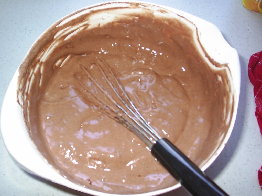 Rulada de ciocolata cu gem de capsuni si frisca