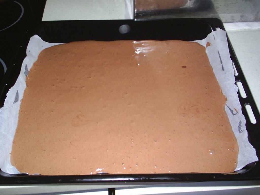 Rulada de ciocolata cu gem de capsuni si frisca