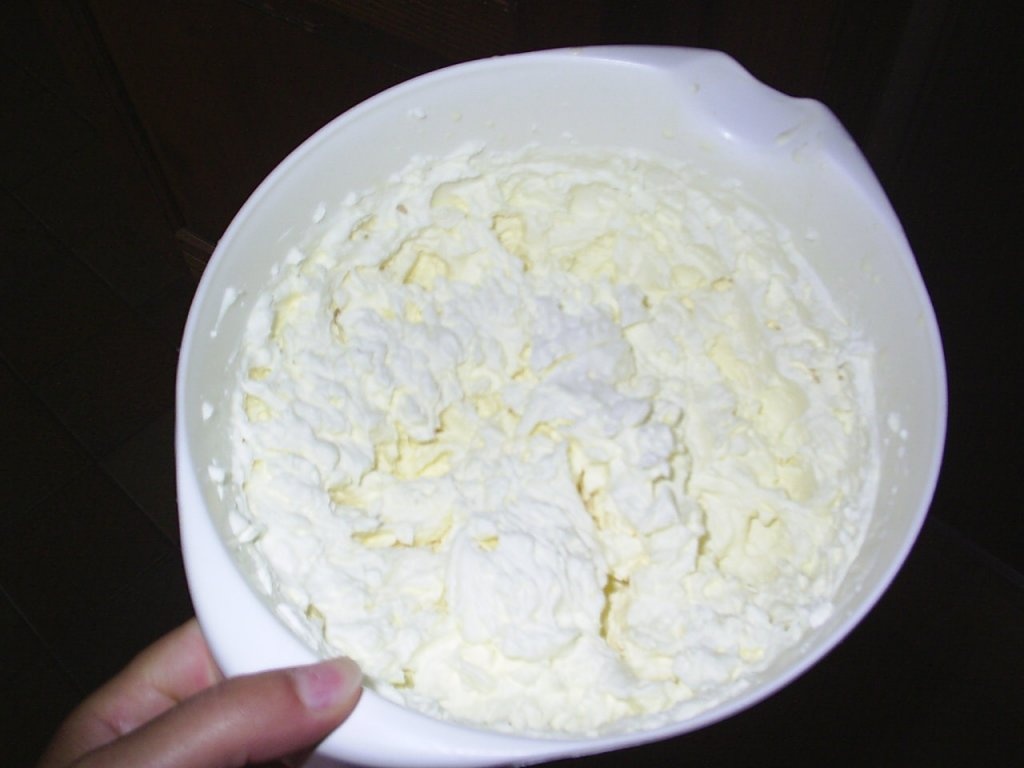 Rulada de ciocolata cu gem de capsuni si frisca