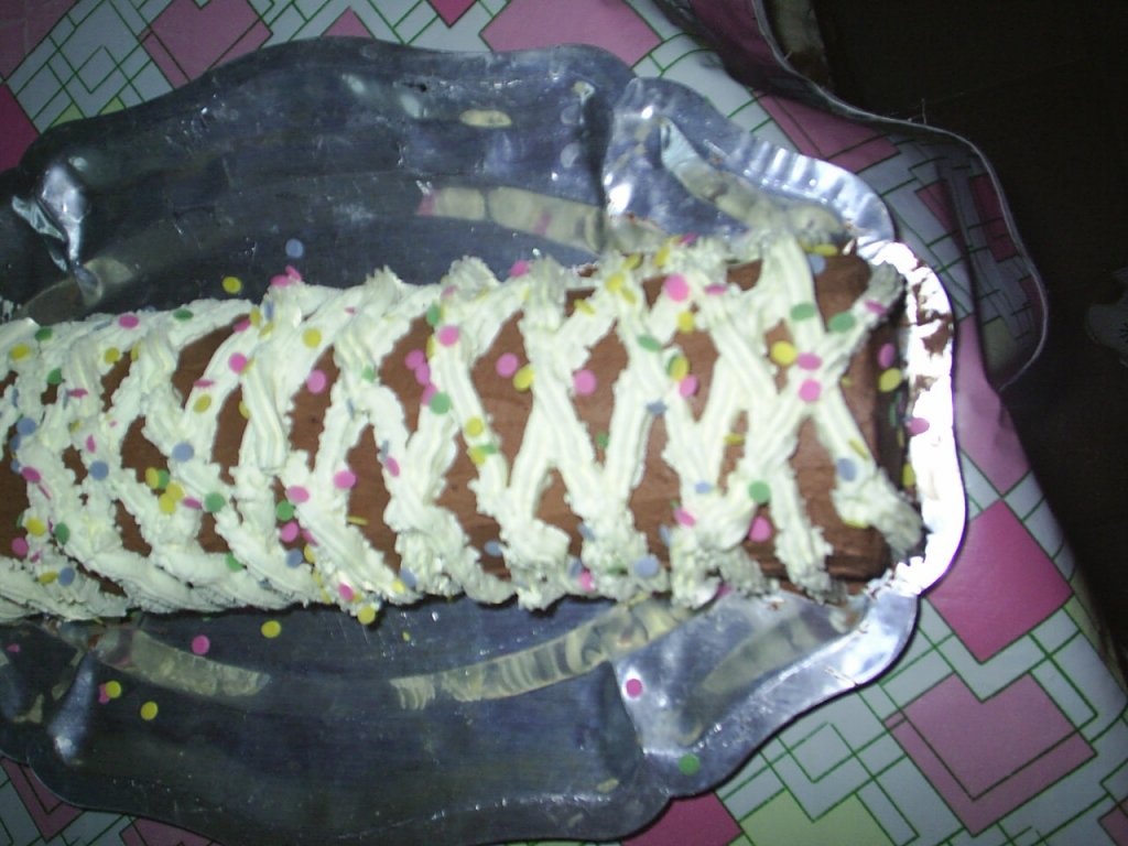 Rulada de ciocolata cu gem de capsuni si frisca