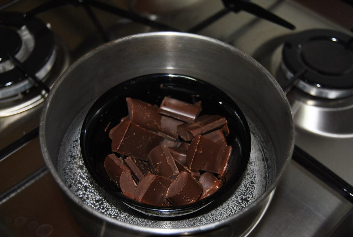 Cirese trase prin ciocolatã cu înghetatã de iaurt si fructe de pãdure