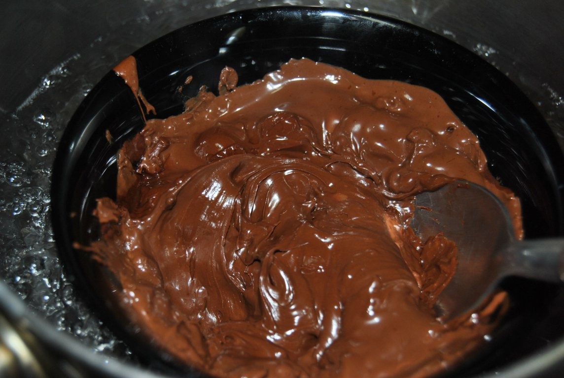 Cirese trase prin ciocolatã cu înghetatã de iaurt si fructe de pãdure