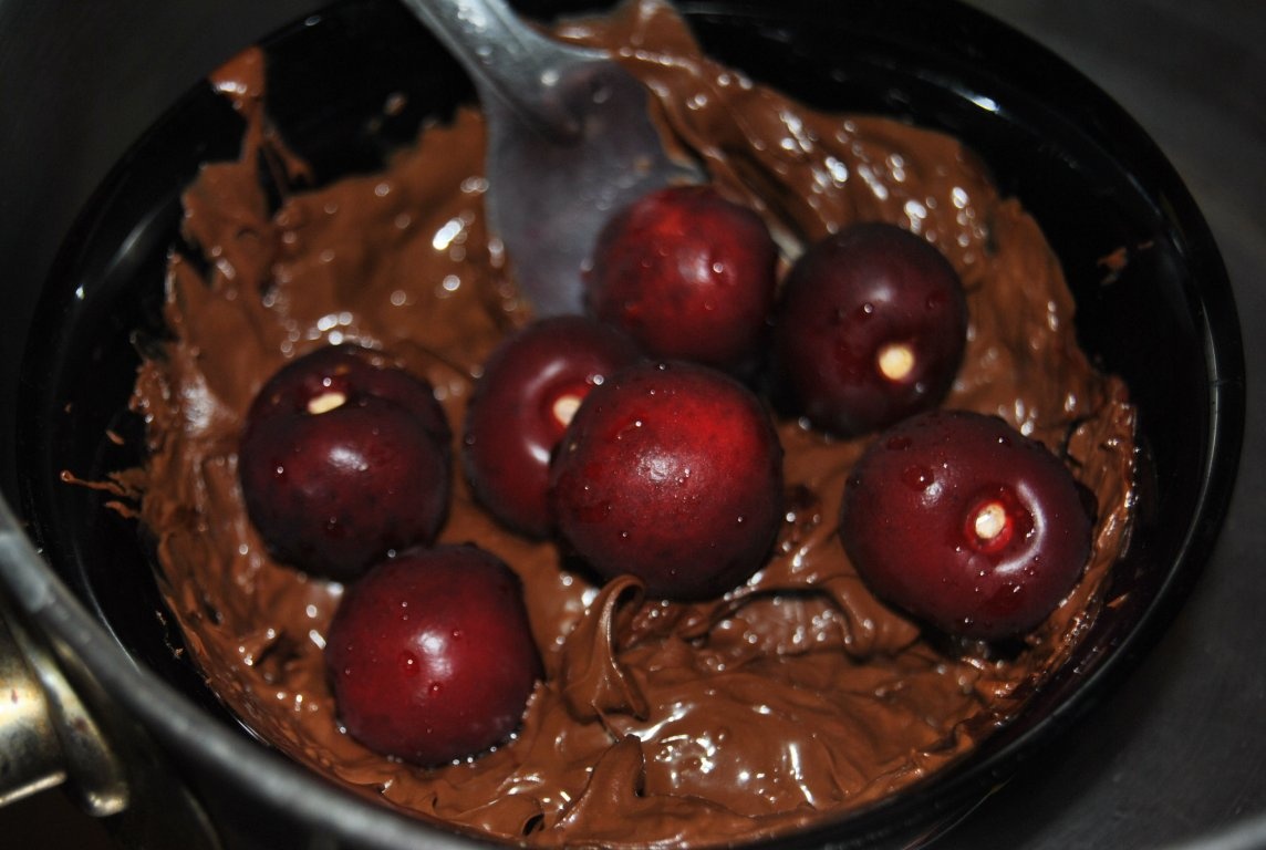 Cirese trase prin ciocolatã cu înghetatã de iaurt si fructe de pãdure