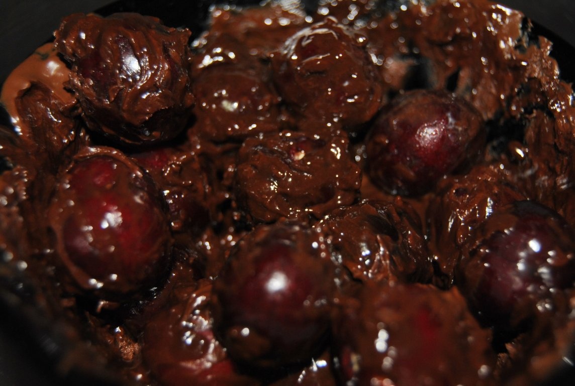 Cirese trase prin ciocolatã cu înghetatã de iaurt si fructe de pãdure