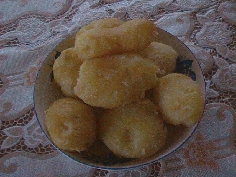 Salata de cartofi cu ton si sos de usturoi