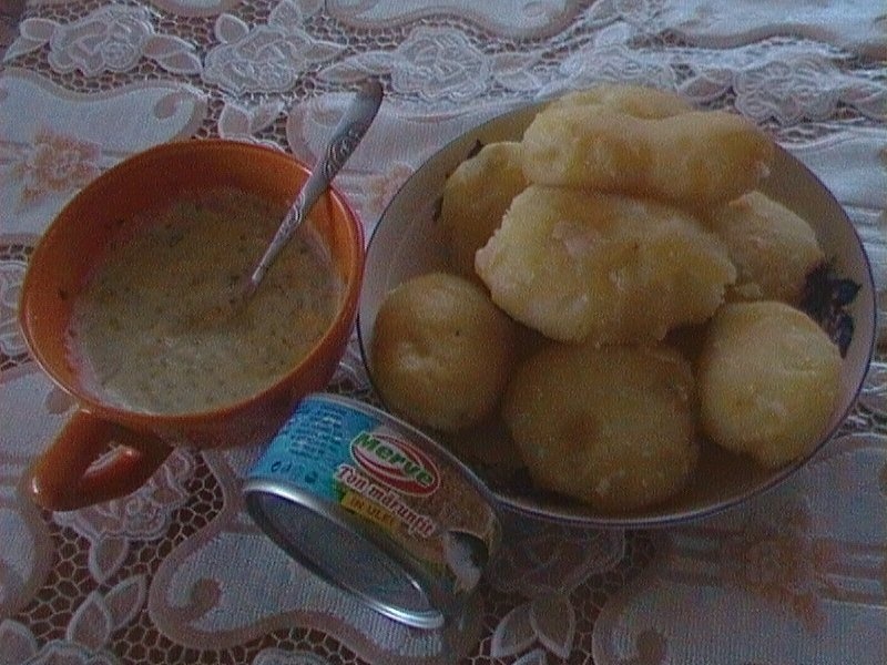 Salata de cartofi cu ton si sos de usturoi