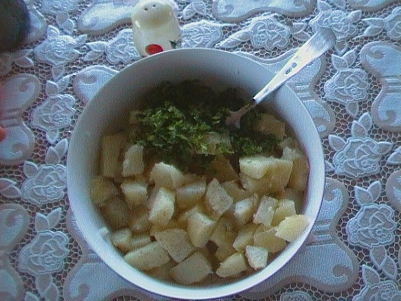 Salata de cartofi cu ton si sos de usturoi