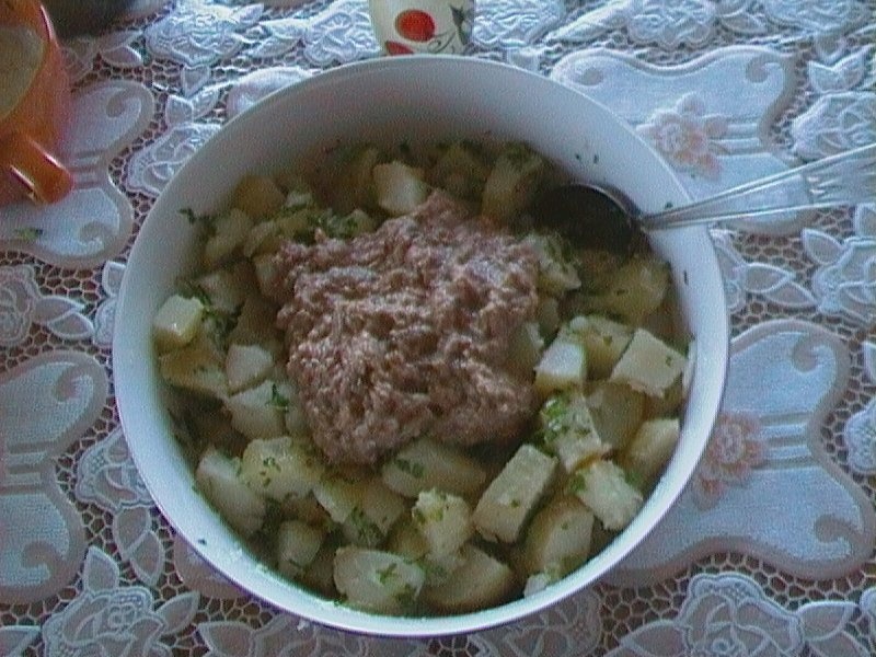 Salata de cartofi cu ton si sos de usturoi