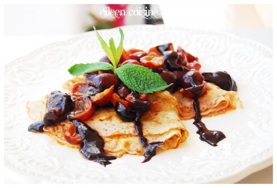 Clatite cu cirese si sos de ciocolata