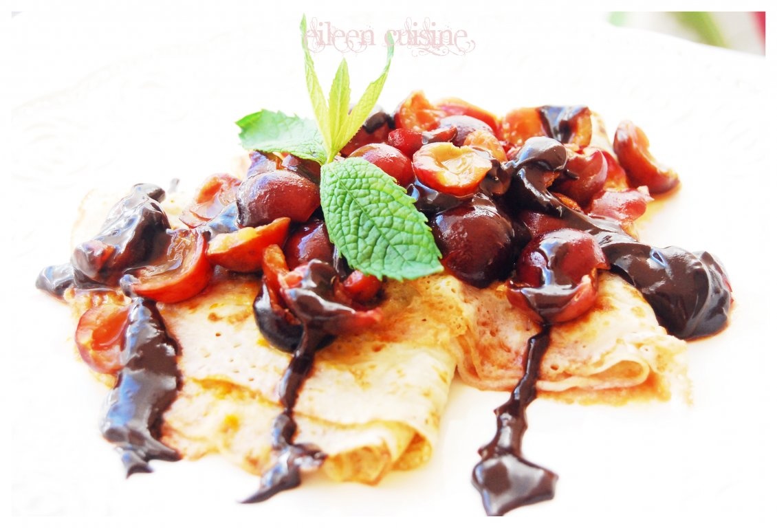 Clatite cu cirese si sos de ciocolata