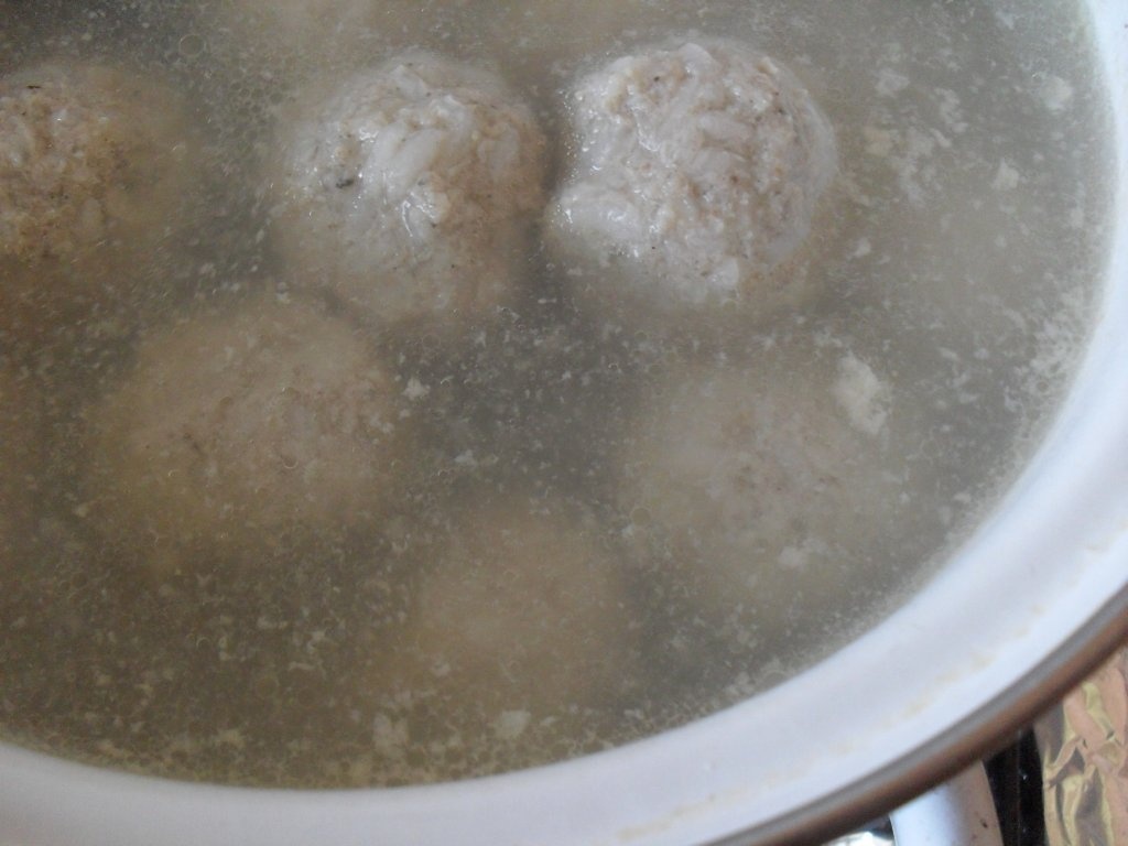 Perisoare cu sos de bulion si taitei