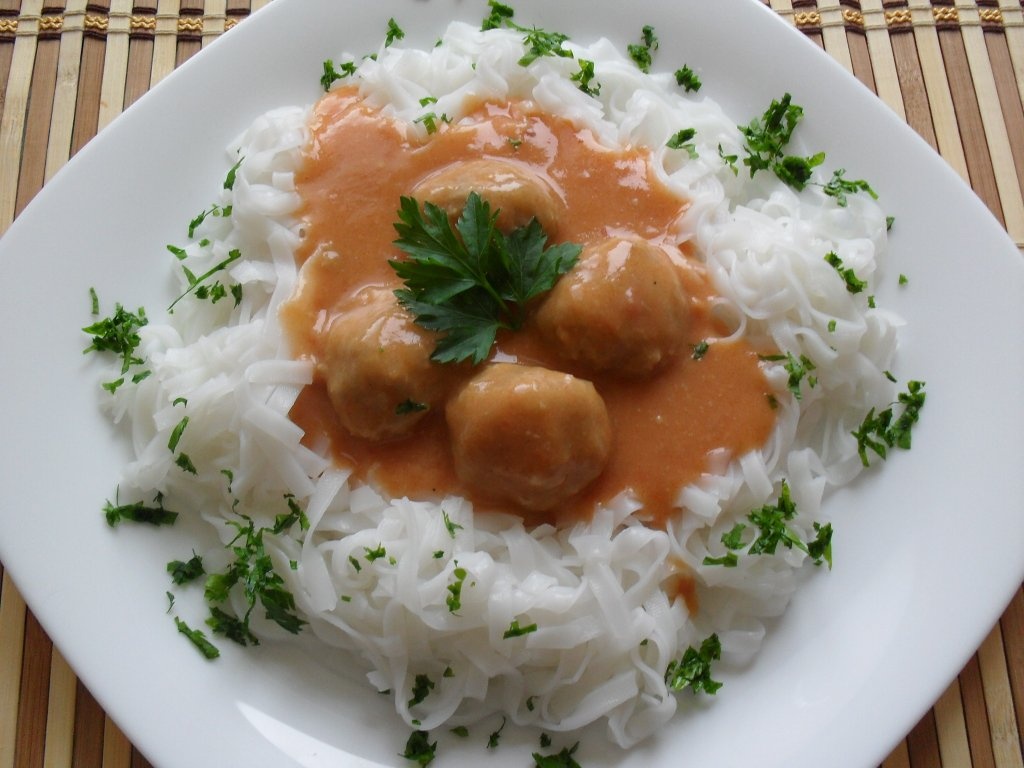 Perisoare cu sos de bulion si taitei