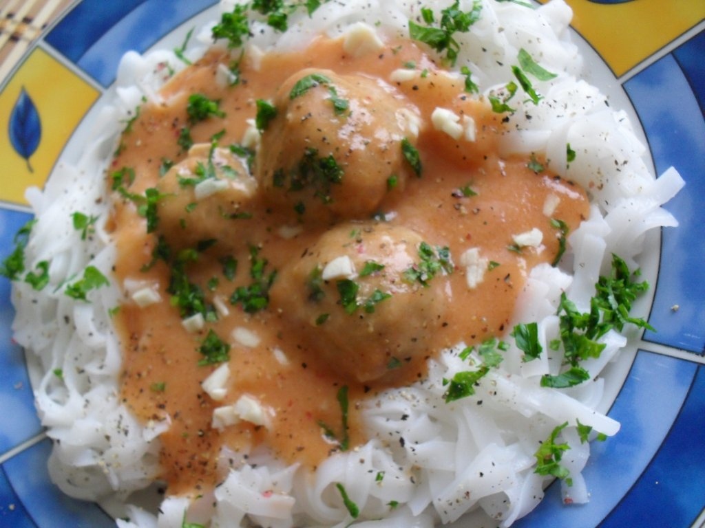 Perisoare cu sos de bulion si taitei