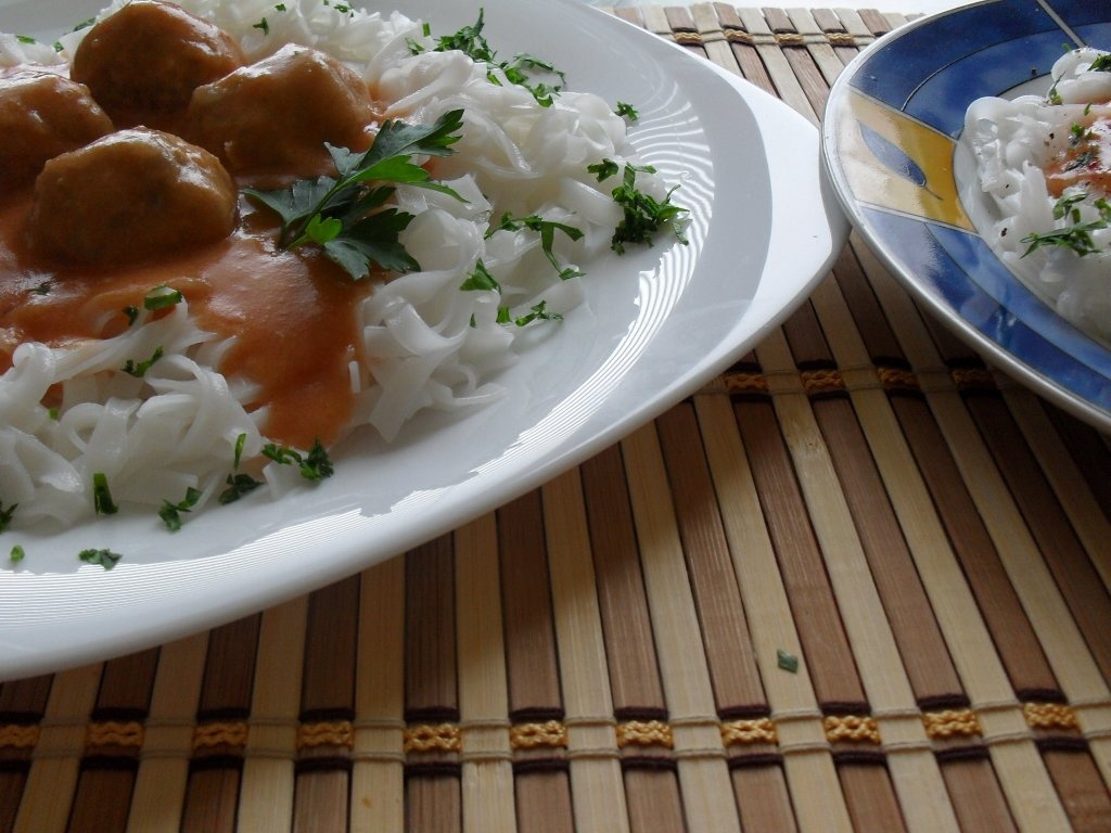 Perisoare cu sos de bulion si taitei