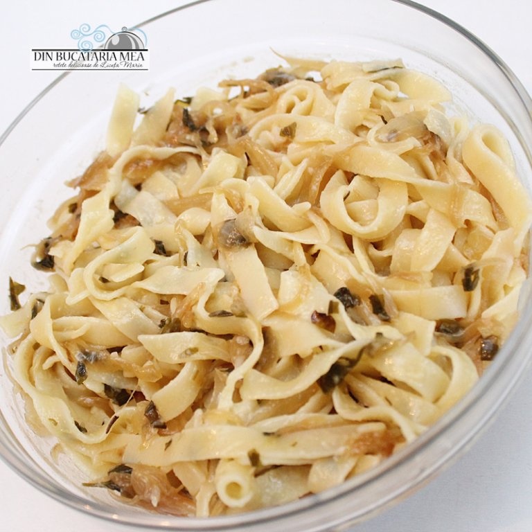 Tagliatelle cu ceapa caramelizata si mustar