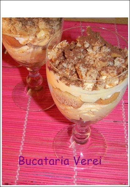 Cupe tiramisu si crocant de savoiardi