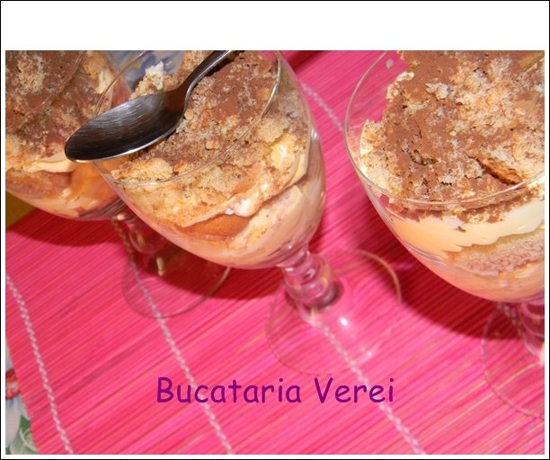 Cupe tiramisu si crocant de savoiardi