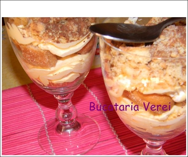 Cupe tiramisu si crocant de savoiardi