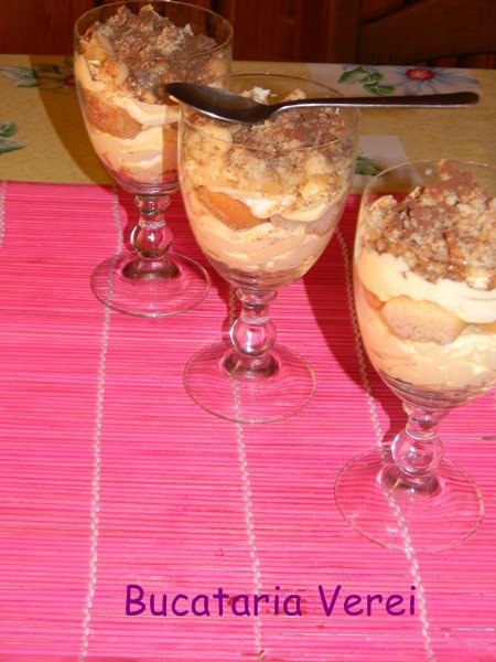 Cupe tiramisu si crocant de savoiardi