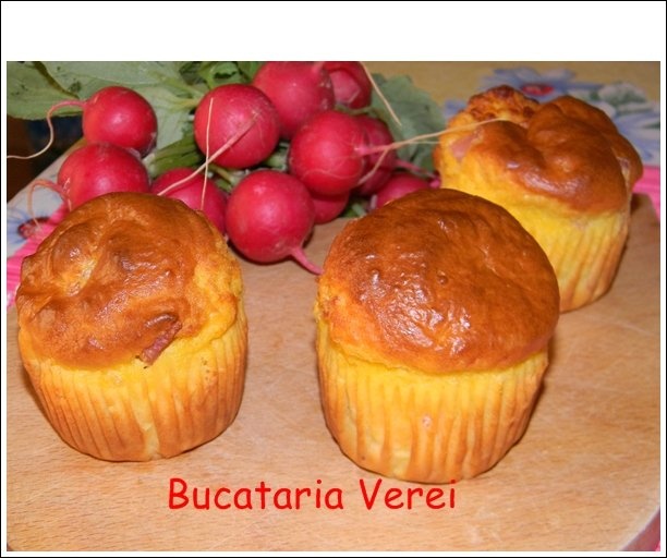 Soufle cu crenvusti si cascaval