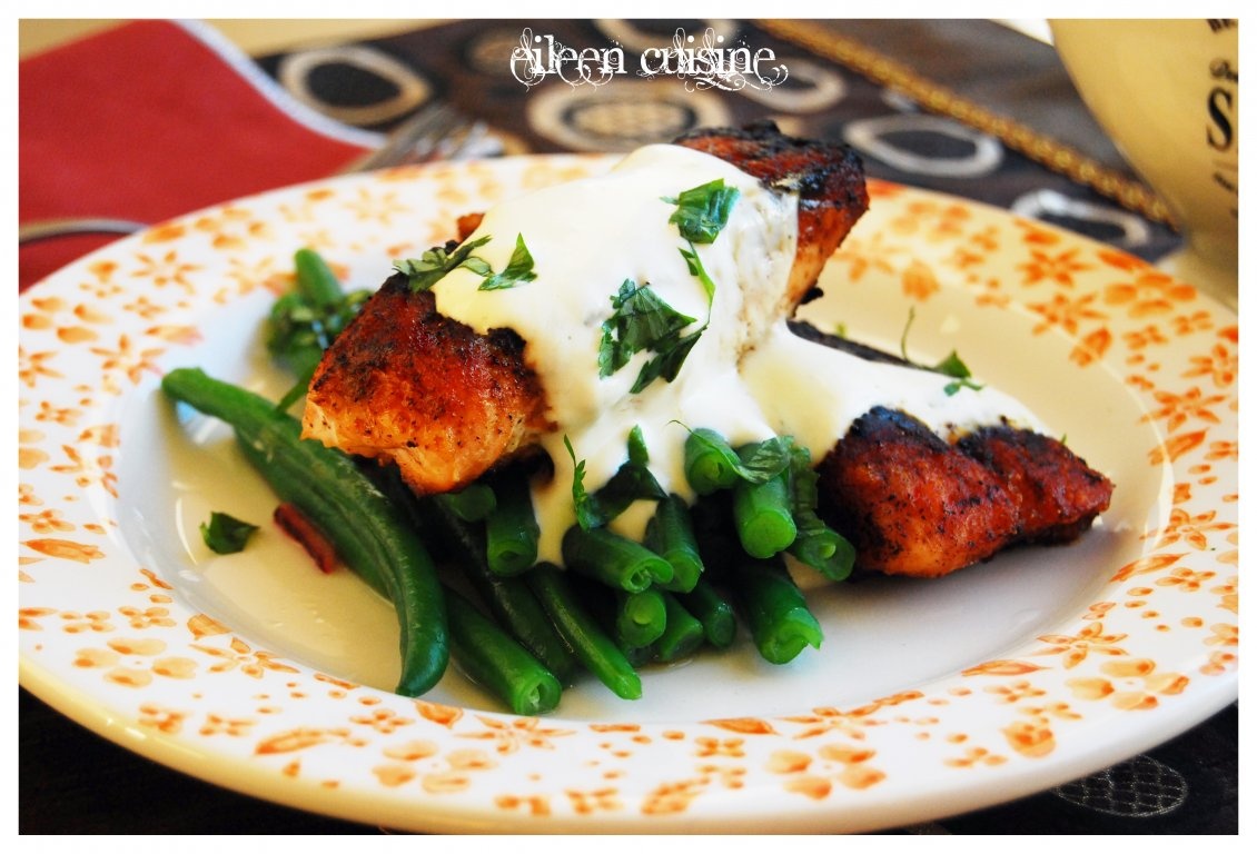 Somon la gratar cu chilli, sos de smantana si fasole verde