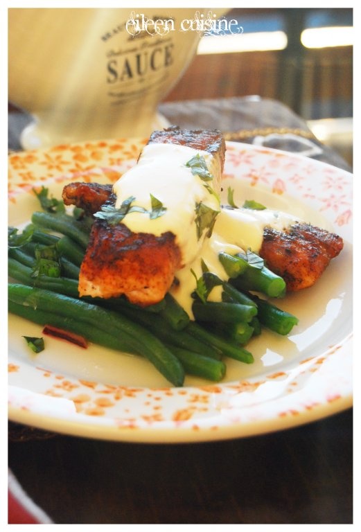 Somon la gratar cu chilli, sos de smantana si fasole verde