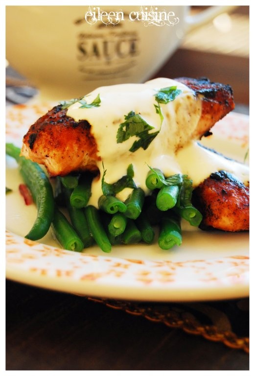 Somon la gratar cu chilli, sos de smantana si fasole verde