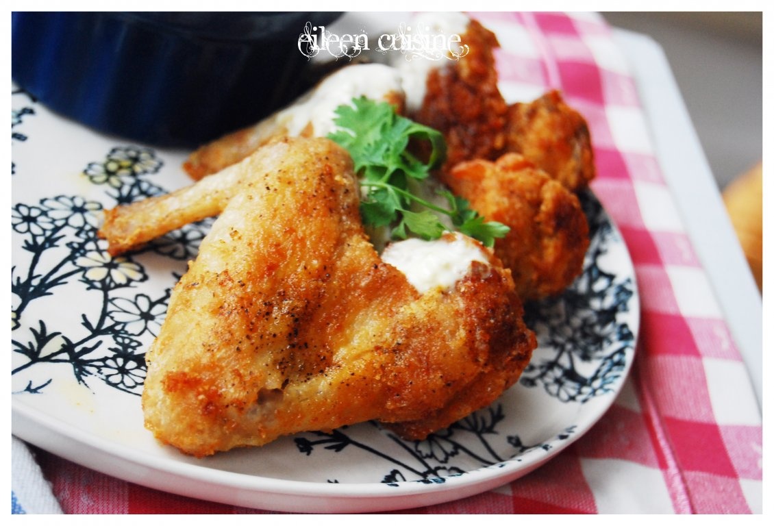 Aripioare picante cu sos de branza albastra