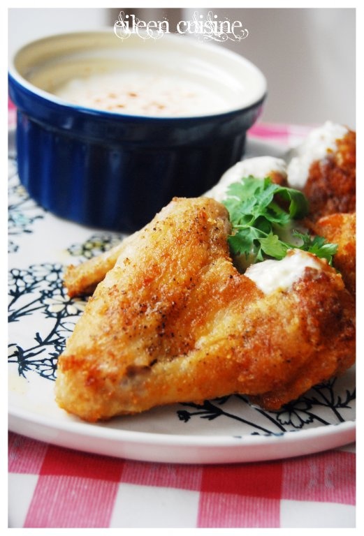 Aripioare picante cu sos de branza albastra