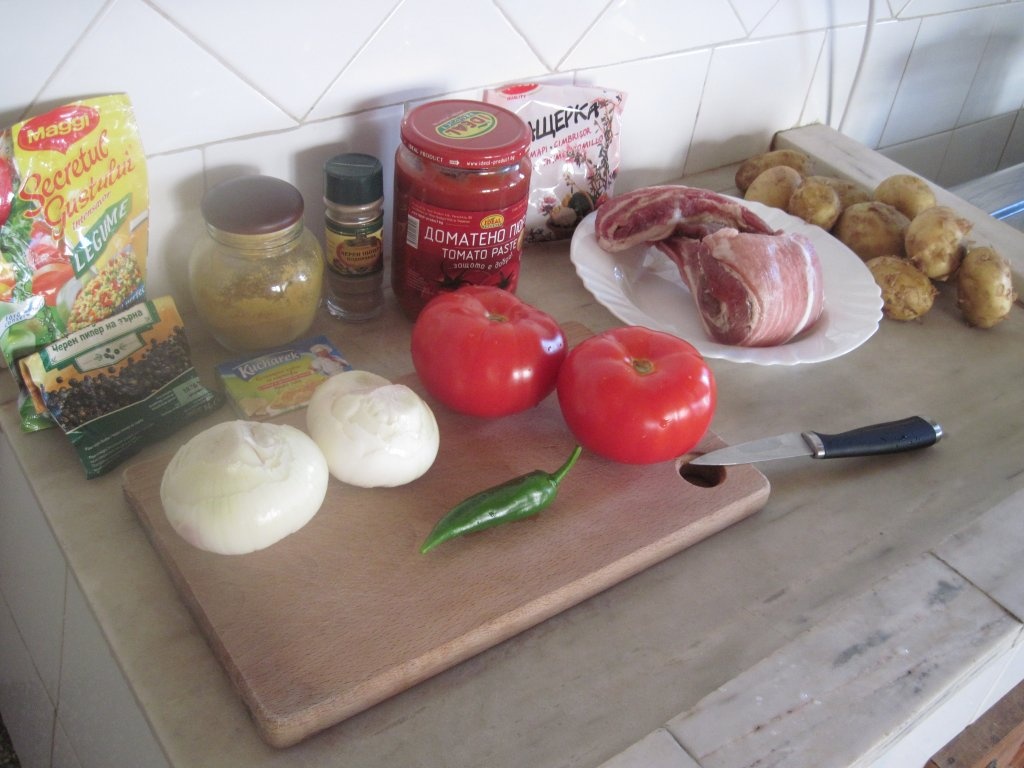 Tochitura de porc cu sos de rosii si cartofi natur