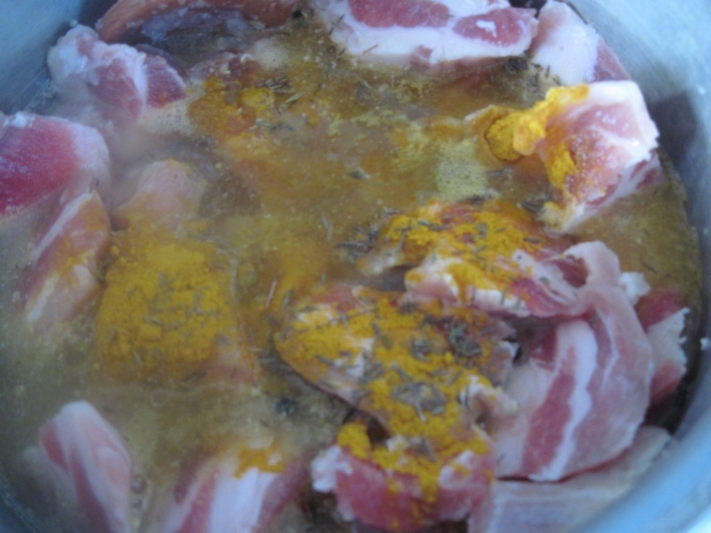 Tochitura de porc cu sos de rosii si cartofi natur