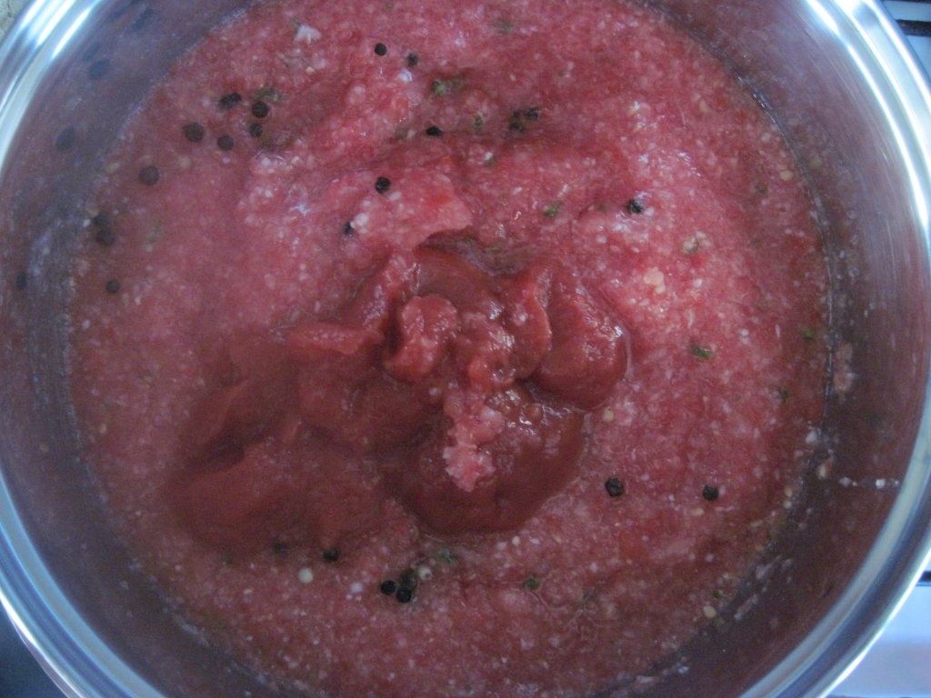 Tochitura de porc cu sos de rosii si cartofi natur