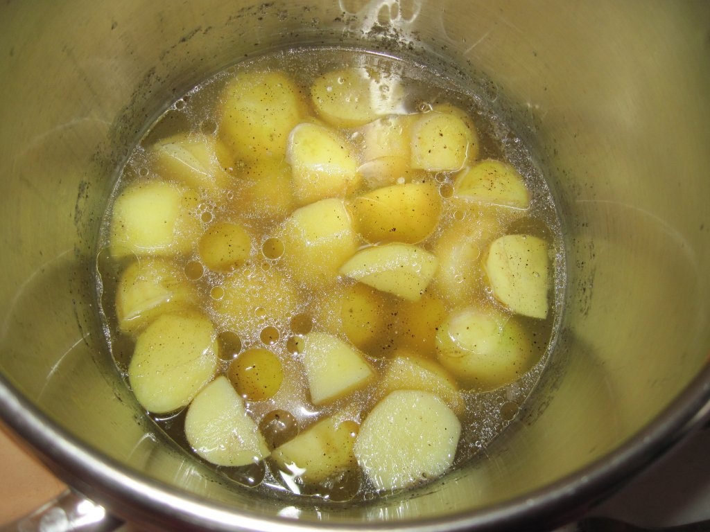 Tochitura de porc cu sos de rosii si cartofi natur