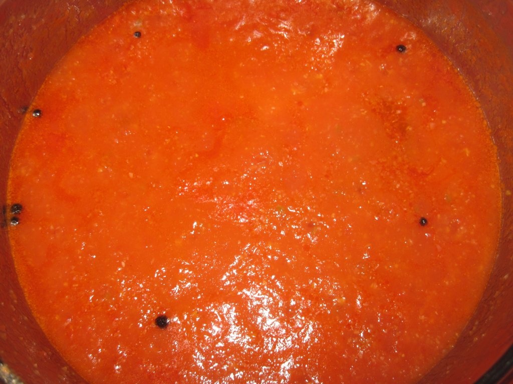 Tochitura de porc cu sos de rosii si cartofi natur