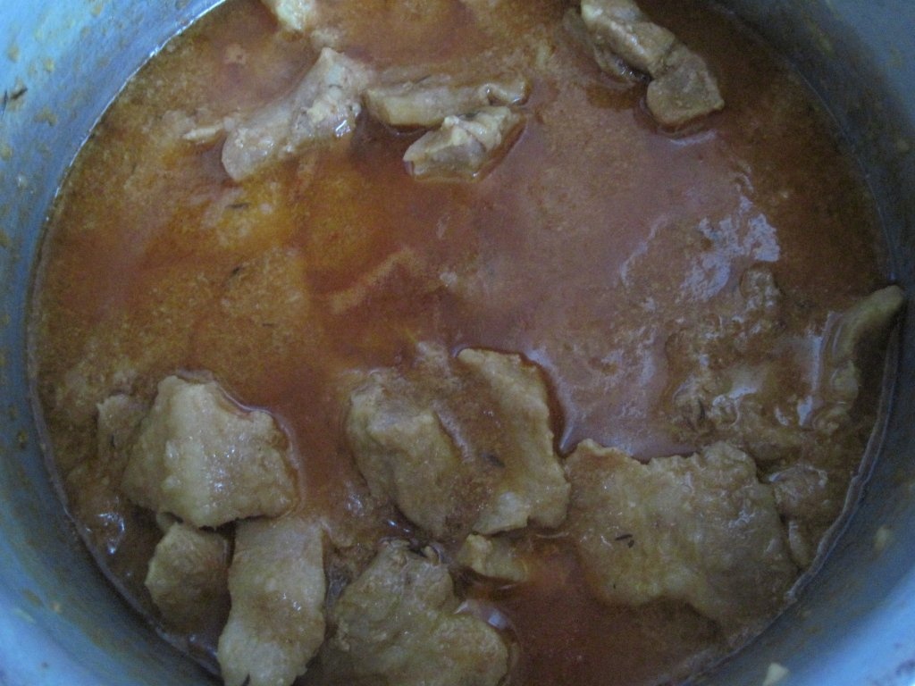 Tochitura de porc cu sos de rosii si cartofi natur