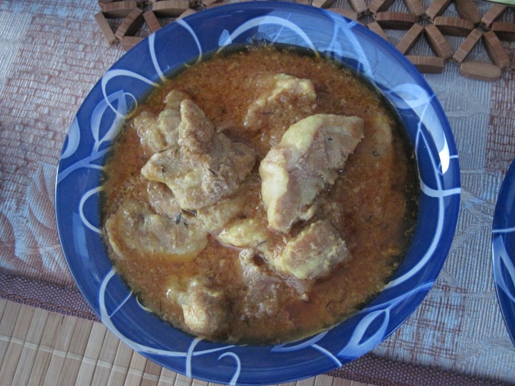 Tochitura de porc cu sos de rosii si cartofi natur