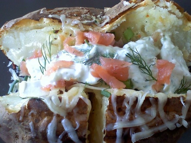 Cartof copt cu somon afumat