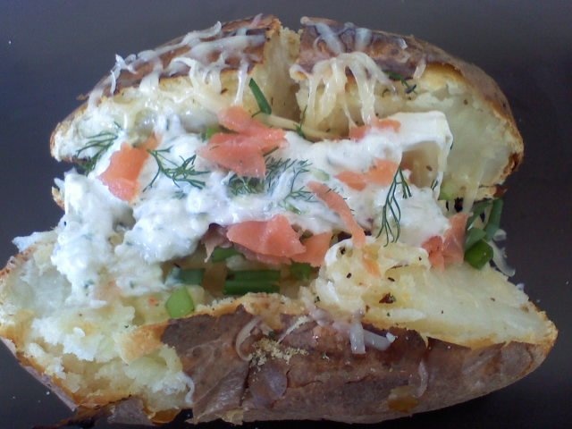 Cartof copt cu somon afumat