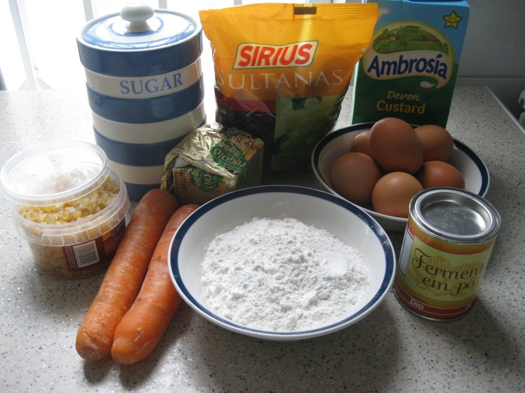 Prajitura de morcov cu crema custard