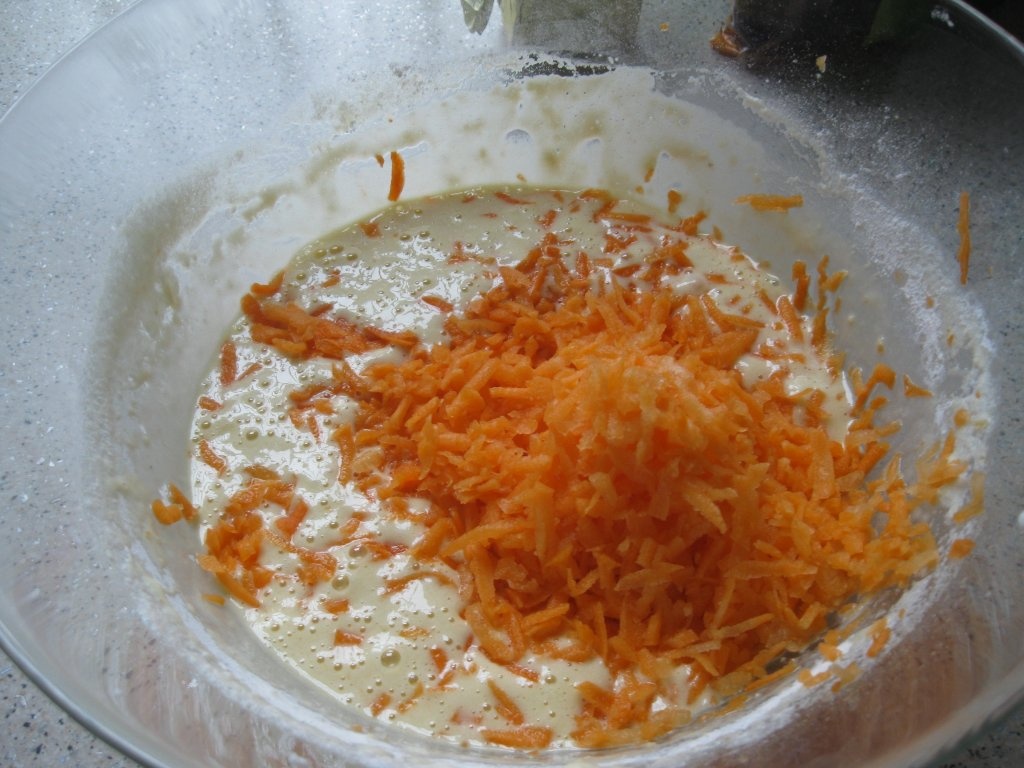 Prajitura de morcov cu crema custard