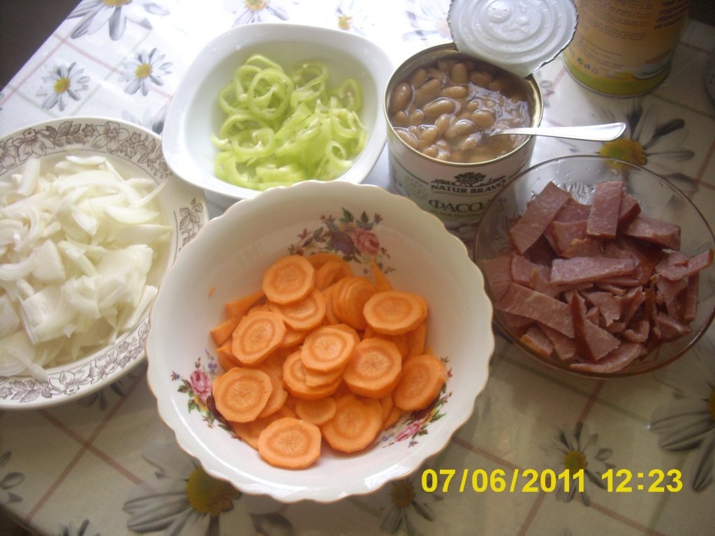 Fasole cu legume si muschi de porc afumat