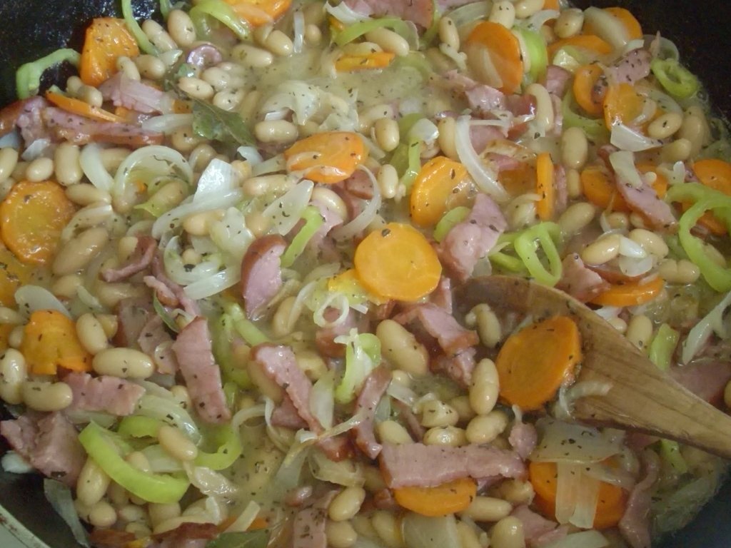 Fasole cu legume si muschi de porc afumat