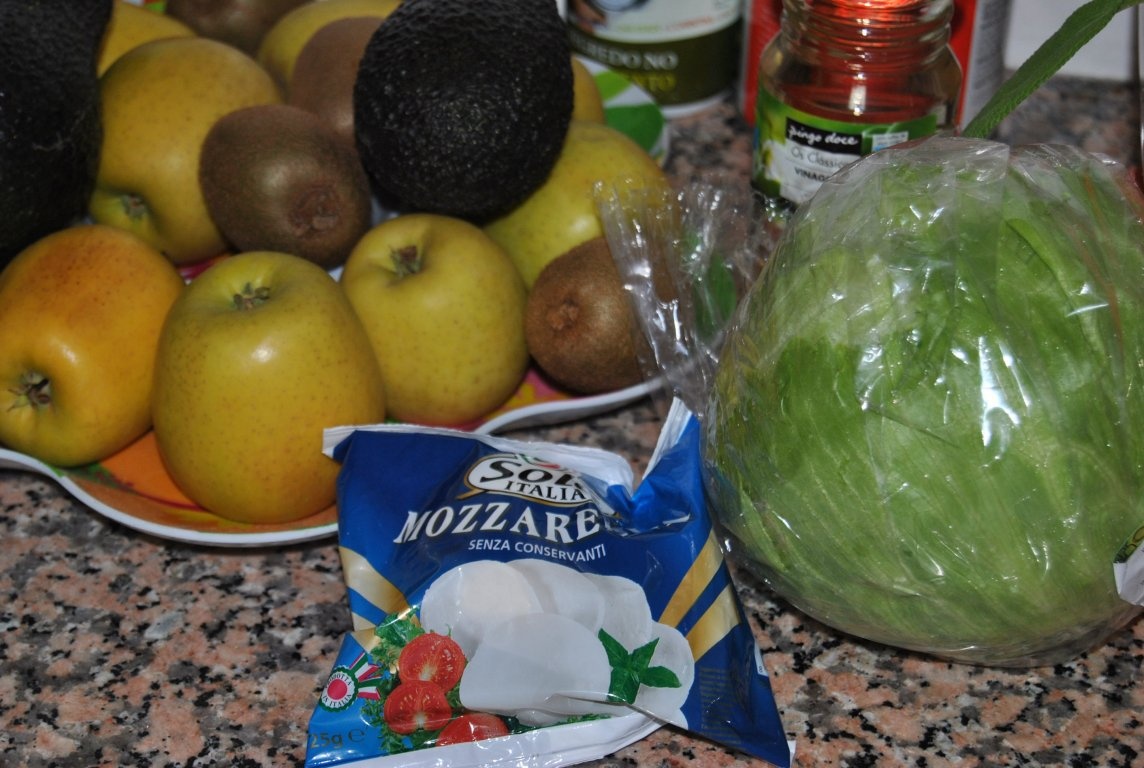 Salatã de mozzarella si avocado