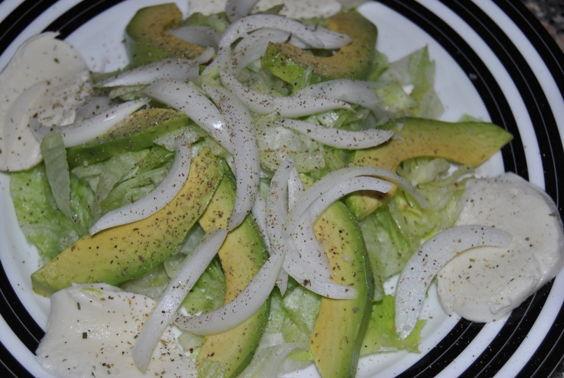 Salatã de mozzarella si avocado