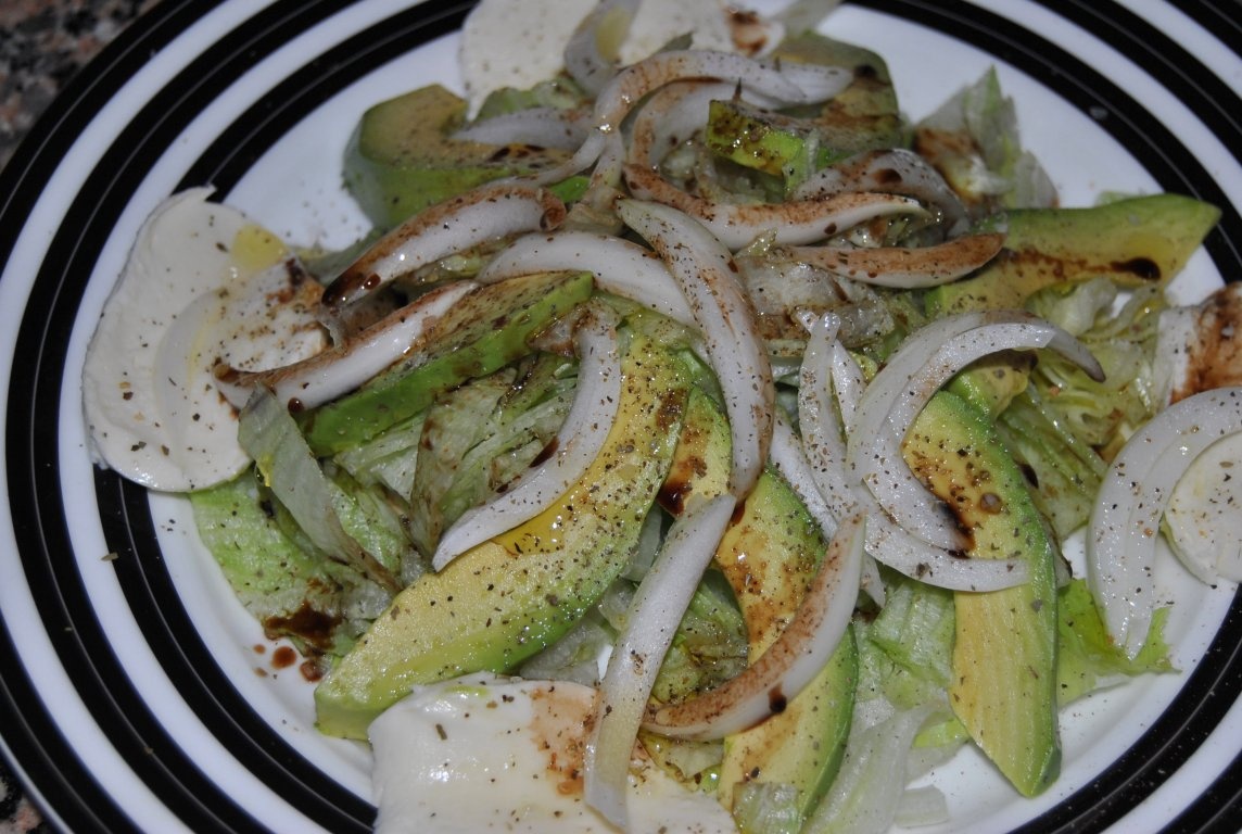 Salatã de mozzarella si avocado