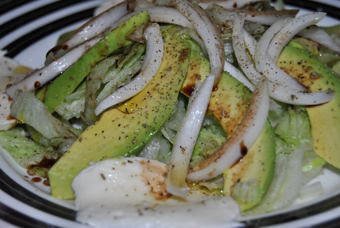 Salatã de mozzarella si avocado