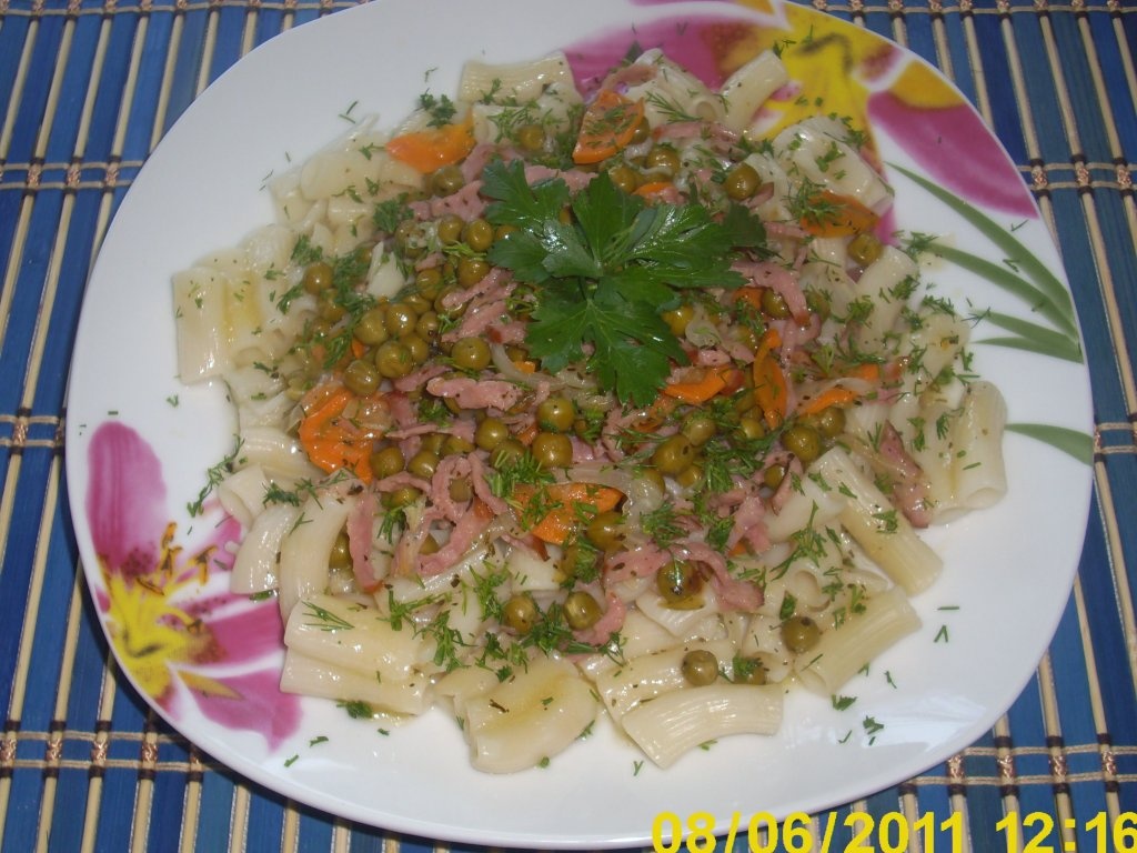 Macaroane cu mazare conservata si carne de porc afumata