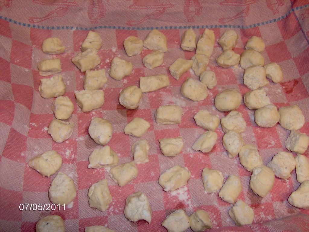 Gnochi din brinza in sos de ardei